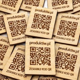 Magnes QR prostokątny 6 × 5 cm – 50 szt – personalizowany kod QR Google, Facebook