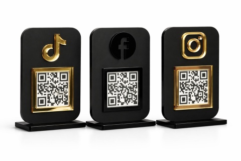 Mini tabliczka QR do social media – minimalistyczna plexi czarny mat