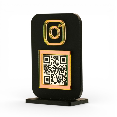 Mini tabliczka QR do social media – minimalistyczna plexi czarny mat