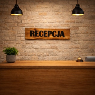 Dębowy szyld „Recepcja” 3D – lite drewno, czarna pleksi 78 cm