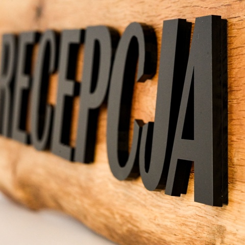 Dębowy szyld „Recepcja” 3D – lite drewno, czarna pleksi 78 cm