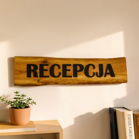 Dębowy szyld „Recepcja” 3D – lite drewno, czarna pleksi 78 cm