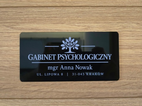 Tabliczka na Drzwi Gabinetu z Logo i Grawerem – Czarna Pleksi 20×10 cm