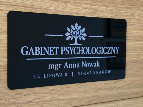 Tabliczka na Drzwi Gabinetu z Logo i Grawerem – Czarna Pleksi 20×10 cm