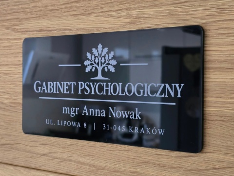 Tabliczka na Drzwi Gabinetu z Logo i Grawerem – Czarna Pleksi 20×10 cm